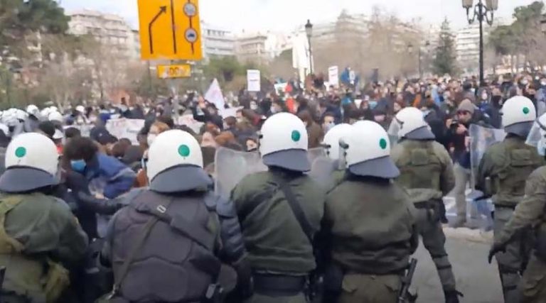 Ένταση και προσαγωγές στο φοιτητικό συλλαλητήριο στη Θεσσαλονίκη (video)