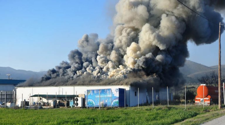 Νέες εικόνες από τη φωτιά που κατέστρεψε εργοστάσιο της εταιρείας «Υφαντής»