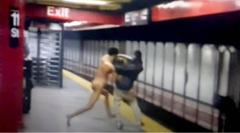 Γυμνός άνδρας έριξε επιβάτη στις ράγες του μετρό και σκοτώθηκε ο ίδιος (σοκαριστικό βίντεο)