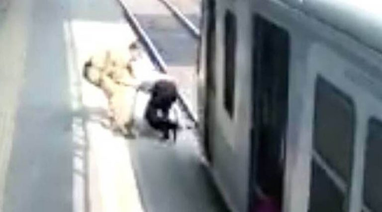 Απίστευτο περιστατικό! Αστυνομικός έσωσε 60χρονο από τρένο και μετά τον χαστούκισε! (video)