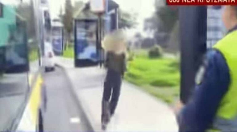 Κορονοϊός: Δείτε πως κοπέλα τρέχει για να ξεφύγει από τον έλεγχο Αστυνομικών (βίντεο)