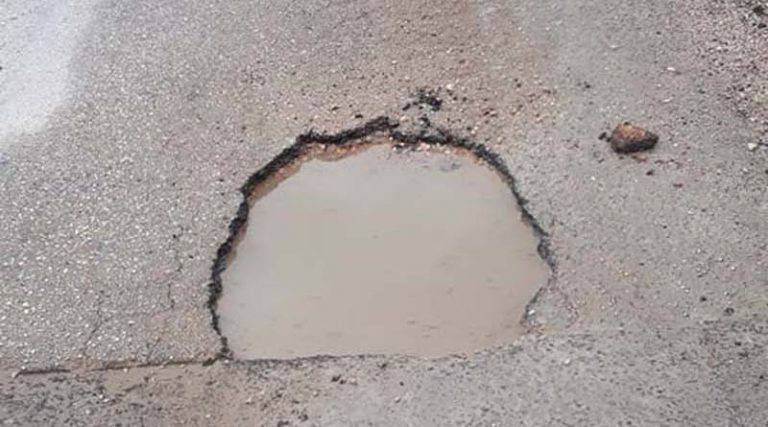 Σπύρος Κάρλος: Επικίνδυνες λακκούβες στους δρόμους της Διώνης Πικερμίου (φωτό)