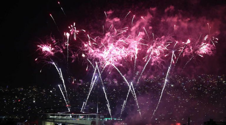 Πρωτοχρονιά στα μπαλκόνια και με βροχή από πυροτεχνήματα – Έτσι υποδέχτηκε η Ελλάδα το 2021
