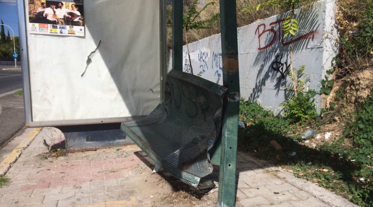 Παλλήνη όπως Ινδία! Τρία χρόνια σε αυτή την κατάσταση στάση λεωφορείου (φωτό)