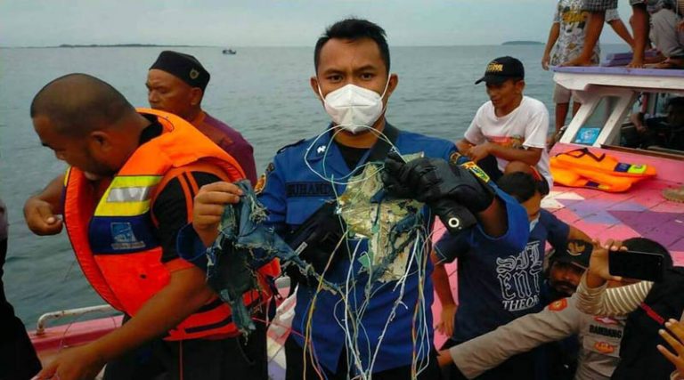 Συγκλονίζει η αεροπορική τραγωδία στην Ινδονησία – Τουλάχιστον 62 άνθρωποι επέβαιναν στο αεροσκάφος (video)