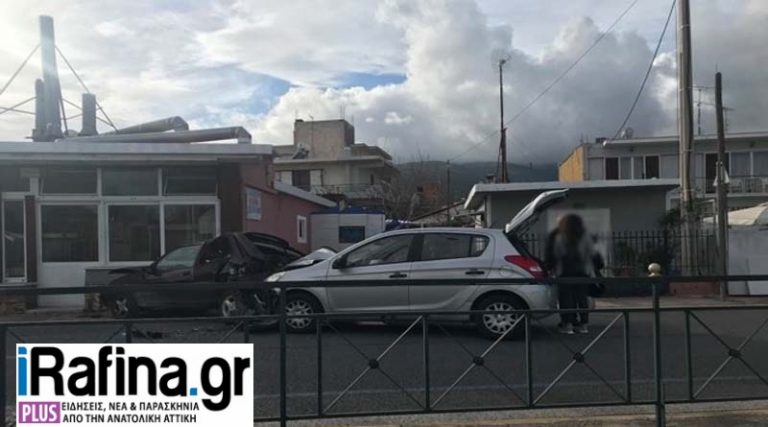 Νέα Μάκρη: Σφοδρή σύγκρουση αυτοκινήτων στη Λ. Μαραθώνος στο ύψος της Αγ. Μαρίνας (φωτό)