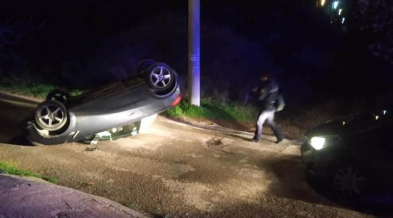 Αρτέμιδα: Αυτοκίνητο έπεσε σε μάντρα σπιτιού και ανετράπη – Μία τραυματίας (φωτό)