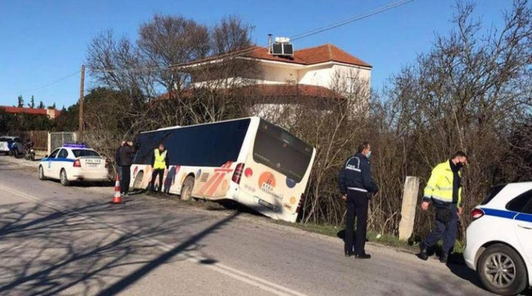 Λεωφορείο των ΚΤΕΛ έπεσε σε χαντάκι! (φωτό & βίντεο)