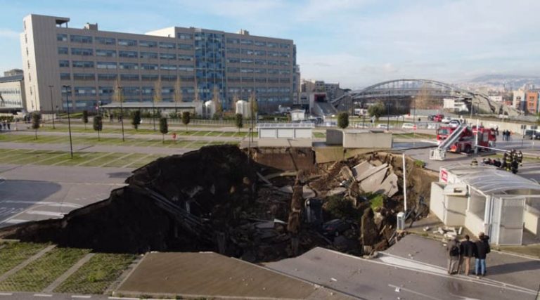 Απίστευτες εικόνες! Τεράστια τρύπα άνοιξε σε πάρκινγκ έξω από νοσοκομείο (φωτό & βίντεο)