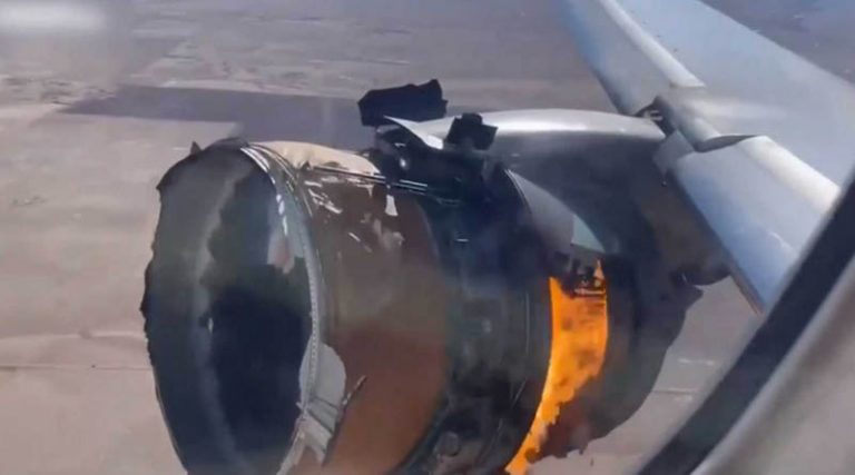 Θρίλερ στον αέρα  για 241 επιβάτες – Πήρε φωτιά ο κινητήρας! (video)