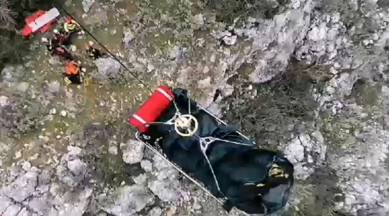 Συγκλονιστικό βίντεο από την επιχείρηση ανάσυρσης της σορού του ορειβάτη στην Πάρνηθα