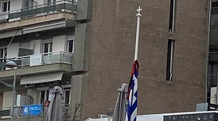 Κατέβασε την ελληνική σημαία και ύψωσε από πάνω κόκκινο κασκόλ (φώτο)
