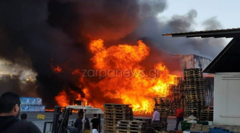 Συναγερμός στην Πυροσβεστική για μεγάλη φωτιά σε αποθήκη μεταφορικής εταιρίας (φωτό)