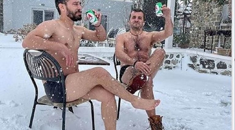 Κακοκαιρία “Μήδεια”: Βγήκαν γυμνοί στα χιόνια… και ήπιαν μπύρες! Η φωτογραφία που έγινε viral