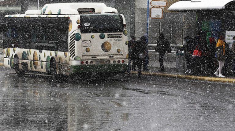 Κακοκαιρία “Ελπίδα”: Αποσύρονται λεωφορεία και τρόλεϊ λόγω του χιονιά