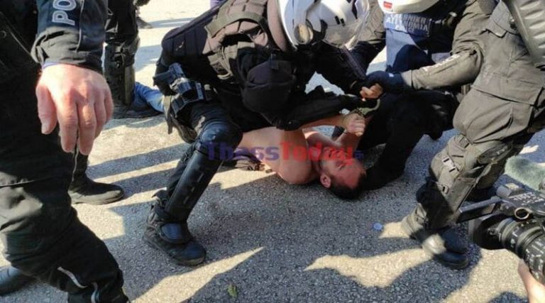 Σοκαριστικό βίντεο: Αστυνομικοί των ΜΑΤ σέρνουν ημίγυμνο διαδηλωτή και τον ψεκάζουν στο πρόσωπο