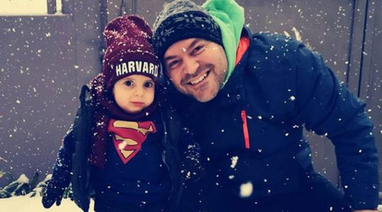 O μικρός Παναγιώτης Ραφαήλ για πρώτη φορά περπάτησε στο χιόνι – Το συγκινητικό μήνυμα των γονιών του