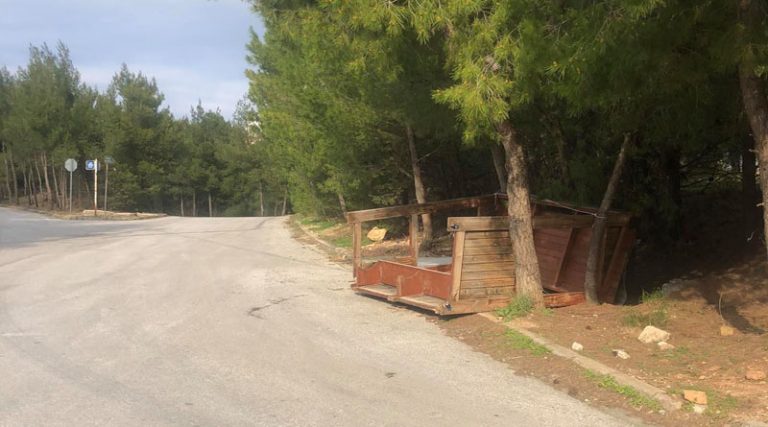 Μπουρνούς στο iRafina.gr: Θα απομακρυνθεί άμεσα η πεσμένη στάση στη Διώνη (φωτό)