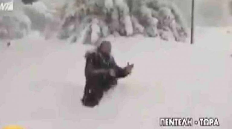 Το «κόλπο» ρεπόρτερ του ANT1 με το περπάτημα στο χιόνι (video)