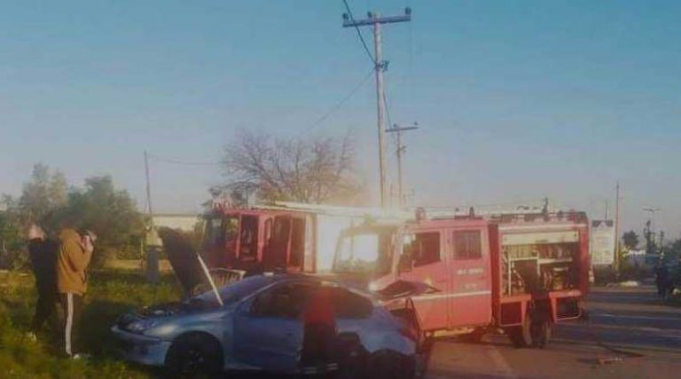 Σοκαριστικό τροχαίο: Αυτοκίνητο συγκρούστηκε με βαν του ΟΤΕ – Δύο άτομα στο νοσοκομείο (φωτό)