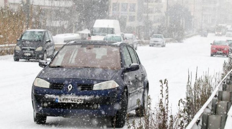 Μεγάλα προβλήματα στη λεωφόρο Κηφισίας λόγω της χιονόπτωσης – Με αλυσίδες η κίνηση των οχημάτων στου Παπάγου