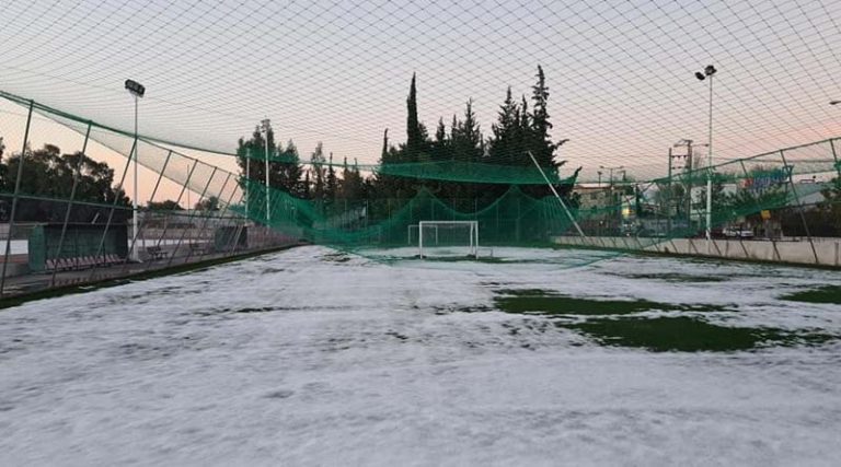 Σπάτα: Μεγάλες ζημιές από τον χιονιά στο νέο γήπεδο 7×7 (φωτό)