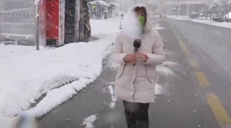 Επικό! Πέταξαν χιονόμπαλες on air σε ρεπόρτερ του ΣΚΑΪ! (βίντεο)