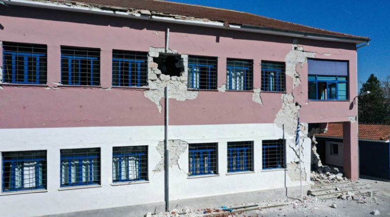 Σεισμός Ελασσόνα: Κατεδαφίζεται το σχολείο στο Δαμάσι – Η συγκινητική εικόνα με το τελευταίο κουδούνι (video)