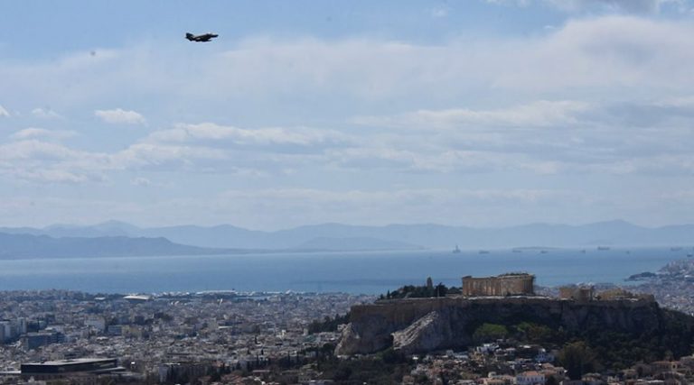 Πτήσεις μαχητικών πάνω από τον ουρανό της Αττικής (φωτό & βίντεο)
