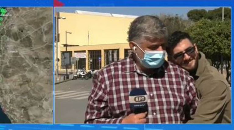 Επικό σκηνικό στον “αέρα” της ΕΡΤ – Περαστικός αγκάλιασε δημοσιογράφο (βίντεο)