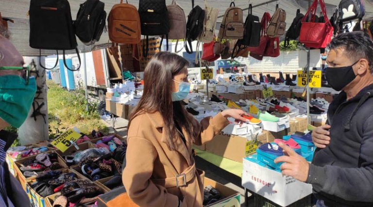 Ραφήνα: Επίσκεψη στη λαϊκή αγορά για τη βουλευτή Μαρία Απατζίδη