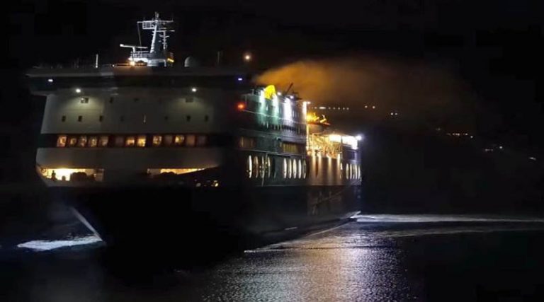 Καπετάνιος κάνει μανούβρα σε πλοίο 180 μέτρων και δένει σε 3 λεπτά! (βίντεο)