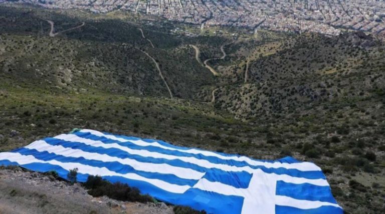 25η Μαρτίου: Στο πιο ψηλό σημείο του Υμηττού η ελληνική σημαία από τον δήμαρχο Γλυφάδας