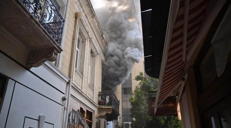 Φωτιά τώρα σε κτίριο στο κέντρο της Αθήνας (φωτό)