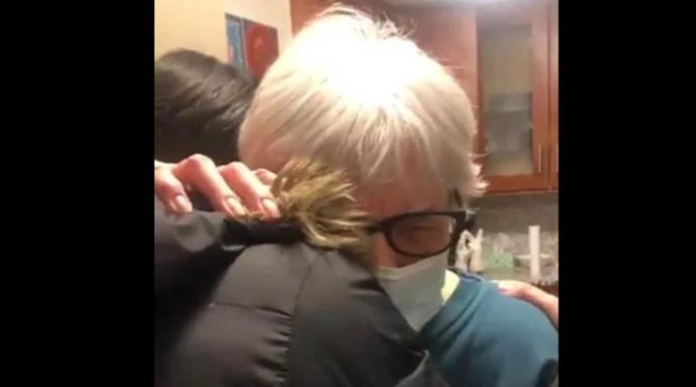 Γιαγιά αγκάλιασε την εγγονή της με συνταγή γιατρού – To βίντεο που έχει γίνει viral