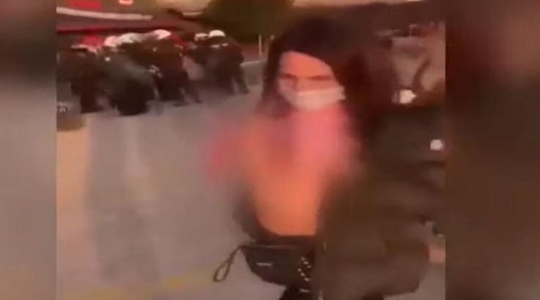“Αποκαλυπτική” διαμαρτυρία! Γυμνόστηθη διαδηλώτρια κατά του lockdown (βίντεο)