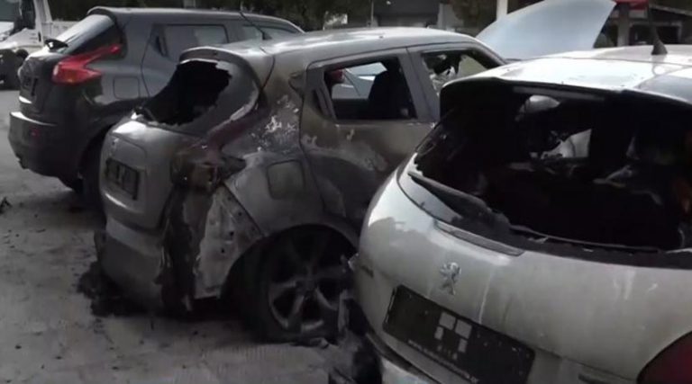 Εμπρηστική επίθεση σε έκθεση αυτοκινήτων –  Έκαψαν 8 οχήματα! (φωτό & βίντεο)