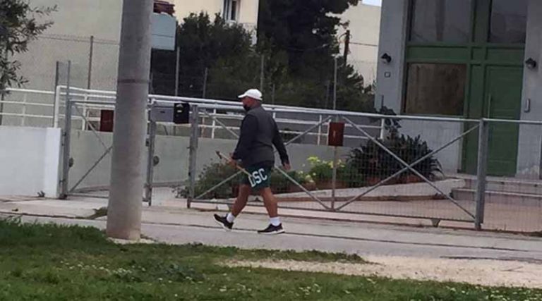 Δεν… μασάει ο Πρόεδρος! Ο Κώστας Καραμανλής βγήκε για περπάτημα στη Ραφήνα (φωτό)
