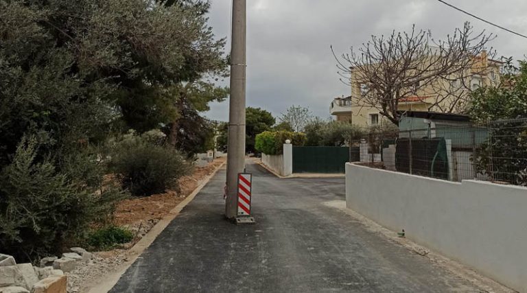 Απίστευτη εικόνα στην Αρτέμιδα: Φύτρωσαν κολόνες στη μέση του δρόμου! (φωτό)