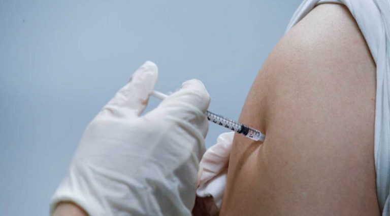 Εμβόλιο κορονοϊού: Η σπάνια επιπλοκή που εμφανίζεται σε νεαρούς άνδρες