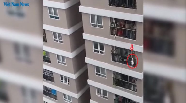 Σοκαριστικό βίντεο: Ντελιβεράς σώζει 2χρονο κοριτσάκι που έπεσε από τον 12ο όροφο κτηρίου!