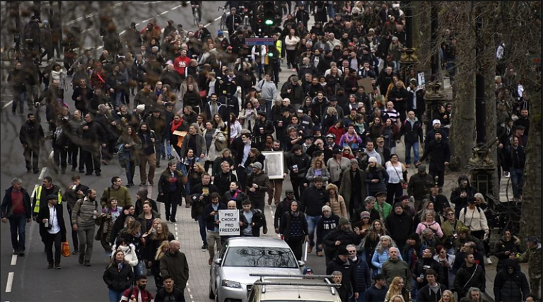 Ένταση στο Λονδίνο σε πορεία διαδηλωτών ενάντια στα μέτρα του κορονοϊού