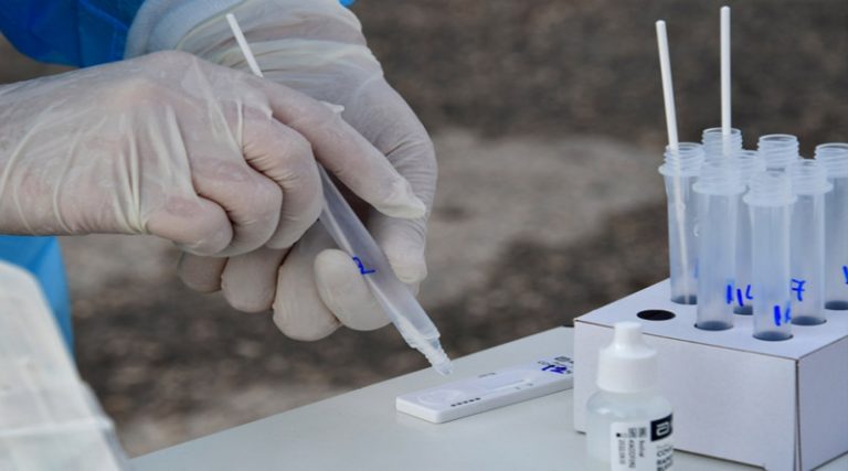 Παράταση έως τη Δευτέρα για να δηλώσουν οι εργοδότες τα rapid test των ανεμβολίαστων υπαλλήλων