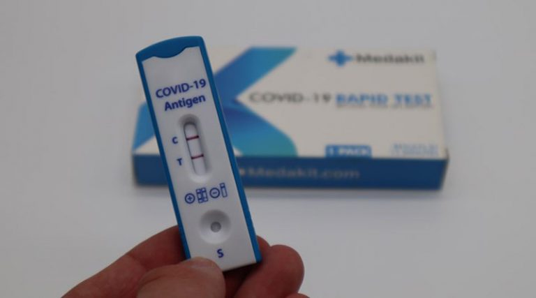 ΚΥΑ: Θετικό rapid test θα δικαιολογεί την απουσία των εμβολιασμένων από τη δουλειά τους