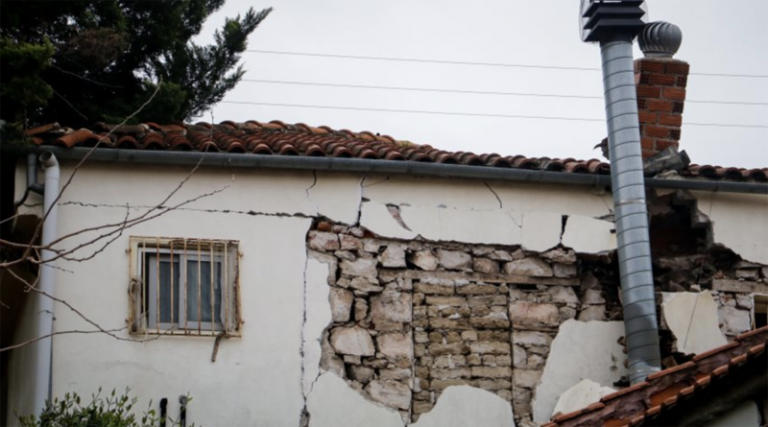 Νέες ρωγμές σε σπίτια στην Ελασσόνα από τον σεισμό της Παρασκευής (12/3)