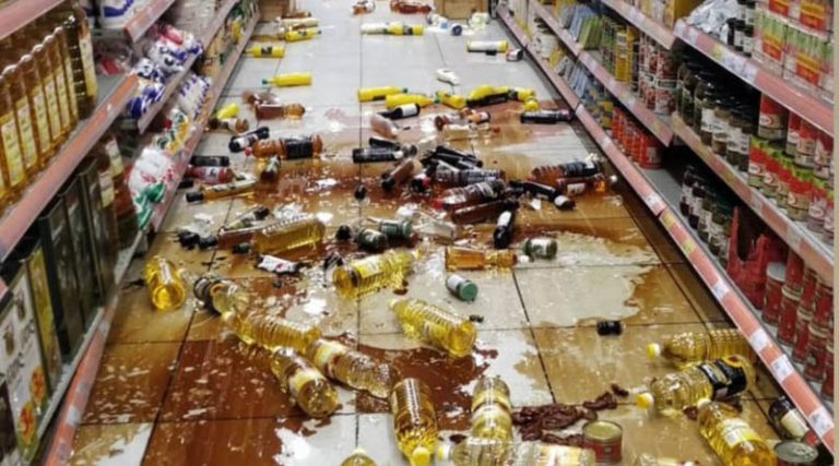 Εικόνα από σούπερ μάρκετ στη Λάρισα μετά τον ισχυρό σεισμό