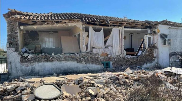 Σεισμός στην Ελασσόνα: Συγκλονιστικές εικόνες από το σπίτι που είχε εγκλωβιστεί ηλικιωμένος