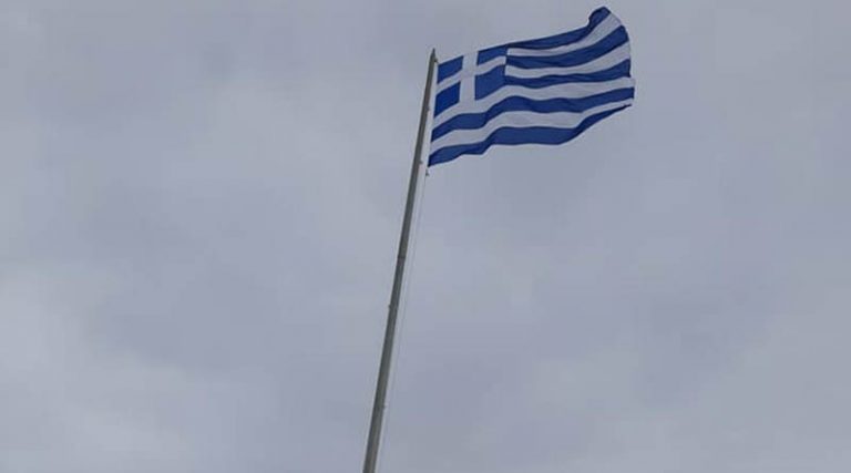 Ελληνική σημαία ανεμίζει περήφανα πάνω από το λιμάνι της Ραφήνας (φωτό)