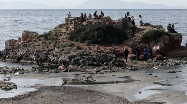 Βουλιαγμένη: “Εξαφανίστηκε” η θάλασσα στο Καβούρι! (φωτό)