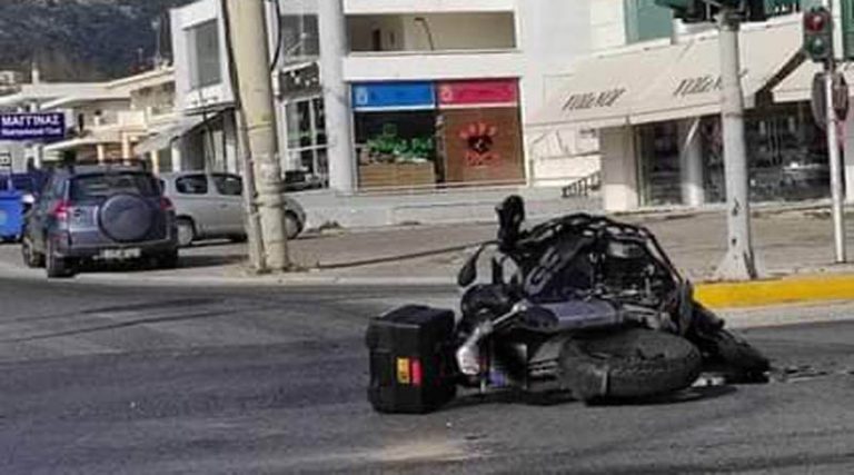 Νέα Μάκρη: Σοβαρό τροχαίο στη Λ. Μαραθώνος – Μηχανή συγκρούστηκε με αυτοκίνητο, ένας τραυματίας (φωτό)